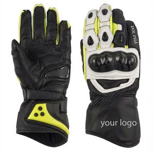 Peut inclure: Une paire de gants de moto noirs et jaune néon avec des protections blanches pour les articulations, des renforts de doigts style fibre de carbone, une sangle de poignet et le texte your text et your logo imprimé sur les surfaces.