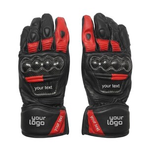 Peut inclure: Une paire de gants de moto en cuir noir et rouge avec des protections de phalanges en fibre de carbone, des panneaux extensibles sur les doigts et du texte blanc sur le poignet et le dos de la main indiquant your text et your logo.
