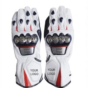 Peut inclure: Une paire de gants de moto blancs avec des accents noirs et rouges. Les gants présentent des protections articulées avec le texte 'your text' et une zone au poignet affichant 'YOUR LOGO'. Le texte 'your logo' est imprimé sur la paume.