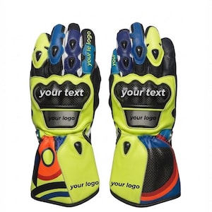 Peut inclure: Une paire de gants de moto en jaune fluo, noir, bleu et orange avec des protections de phalanges en fibre de carbone. Les gants portent le texte "your text" sur les phalanges et "your logo" imprimé sur le poignet et les doigts.