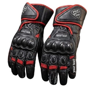 Peut inclure: Une paire de gants de moto noirs avec des accents rouges, dotés de protections de phalanges en fibre de carbone, de sangles de poignet réglables et de texte blanc indiquant your logo et your text sur les poignets et les doigts.