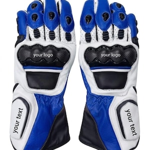 Peut inclure: Une paire de gants de moto bleus, blancs et noirs avec des protections de phalanges en fibre de carbone, des sections en cuir perforé et des protège-poignets. Le texte "your logo" est imprimé sur les phalanges et "your text" sur les poignets.