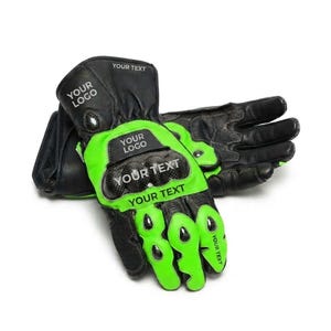 Peut inclure: Gants de moto noirs et vert néon avec protection des articulations en fibre de carbone, rembourrage renforcé sur les doigts et plusieurs zones portant le texte YOUR LOGO, YOUR TEXT et YOUR TEXT. Les gants ont une manchette longue.