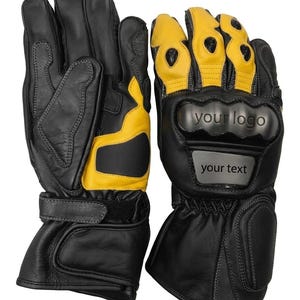 Peut inclure: Une paire de gants de moto noirs et jaunes avec des protections articulées, un rembourrage renforcé sur la paume et des sangles de poignet réglables. Le dos de la main affiche le texte your logo et your text sur un écusson rectangulaire.