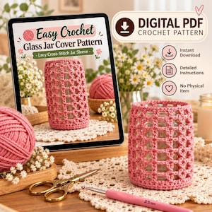 Puede incluir: Un patrón de ganchillo en PDF digital para una funda de tarro de cristal con punto de cruz. La imagen muestra una tableta con el patrón, una funda rosa tejida, un ovillo de lana rosa, tijeras doradas y un ganchillo de 3,5 mm sobre un tapete.
