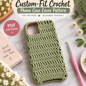 Può includere: Una custodia per telefono all'uncinetto color verde salvia con un motivo a punti verticali testurizzati. L'immagine include il testo Easy Custom-Fit Crochet Phone Case Cover Pattern, PDF Pattern, Beginner Friendly e Good Things Take Time.