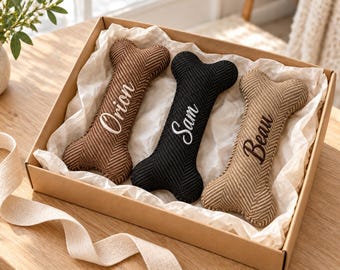 Gepersonaliseerd kerstspeeltje voor honden, stoffen bot met geborduurde naam, visgraatmotief, leuk cadeautje voor in de kerstsok, zonder piepje.