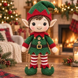 Puede incluir: Una muñeca elfo de ganchillo con un gorro verde con un cascabel dorado, una túnica verde con ribete rojo, dos botones de madera y un cinturón negro con hebilla dorada. La muñeca tiene piernas a rayas rojas y blancas y zapatos verdes curvados.