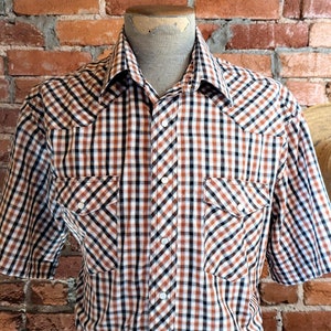 1980s Vintage WRANGLER Westernhemd Herren Cowboy Stil Schwarz, Braun & Weiß kariert Kurzarm Shirt mit Druckknopf - Größe LARGE-XL