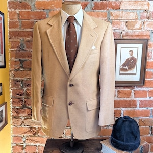 Bill Blass jaren 1970 100% kameelhaar heren colbert vintage lichtbruin / beige blazer / sportjas van Bill Blass - maat 40 (MEDIUM)