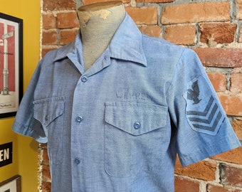 1960s-70s Vintage U.S. Navy Men's Blue Chambray Shirt Vietnam Era Short Sleeve Work Shirt by Seafarer - Size MEDIUM