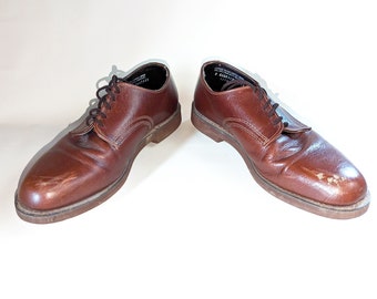 1970er Jahre Vintage Herren Golfschuhe Braune Lederschuhe mit Stahl Stollen / Spikes von HITCCHCOCK Breite Schuhe für Herren - GRÖßE 39