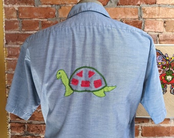 1960s-70s Turtle Embroidered Men's Men's Blue Short Sleeve Work Shirt from SEARS - Size MEDIUM