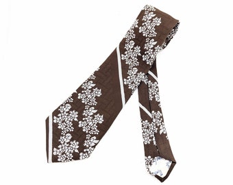 1970s Floral Necktie Men's Vintage Disco Era Wide Brown Polyester Tie with Woven White Flower Designs by Monsieur Cravatieur