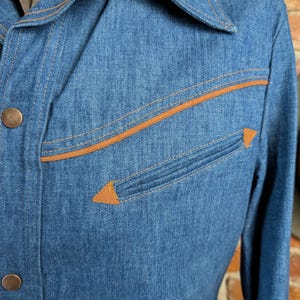 1970er Jahre Vintage Herren Denim Westernjacke mit Wildlederbesatz, Druckknöpfen Jeansjacke Retro Cowboy Ranchwear Mantel 70er Jahre Westernwear - Größe M Bild 4