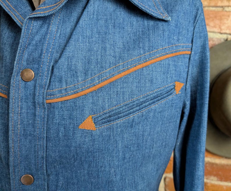 1970er Jahre Vintage Herren Denim Westernjacke mit Wildlederbesatz, Druckknöpfen Jeansjacke Retro Cowboy Ranchwear Mantel 70er Jahre Westernwear - Größe M Bild 4