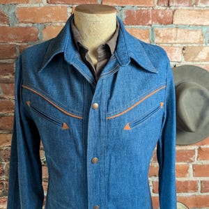 1970er Jahre Vintage Herren Denim Westernjacke mit Wildlederbesatz, Druckknöpfen Jeansjacke Retro Cowboy Ranchwear Mantel 70er Jahre Westernwear - Größe M Bild 8