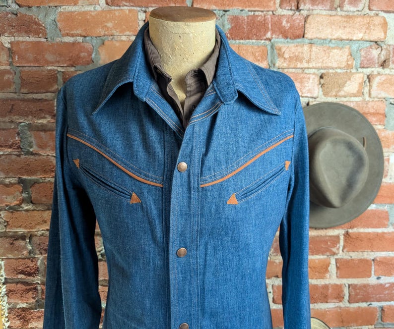 1970er Jahre Vintage Herren Denim Westernjacke mit Wildlederbesatz, Druckknöpfen Jeansjacke Retro Cowboy Ranchwear Mantel 70er Jahre Westernwear - Größe M Bild 8