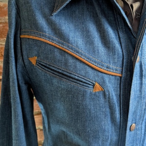 1970er Jahre Vintage Herren Denim Westernjacke mit Wildlederbesatz, Druckknöpfen Jeansjacke Retro Cowboy Ranchwear Mantel 70er Jahre Westernwear - Größe M Bild 5