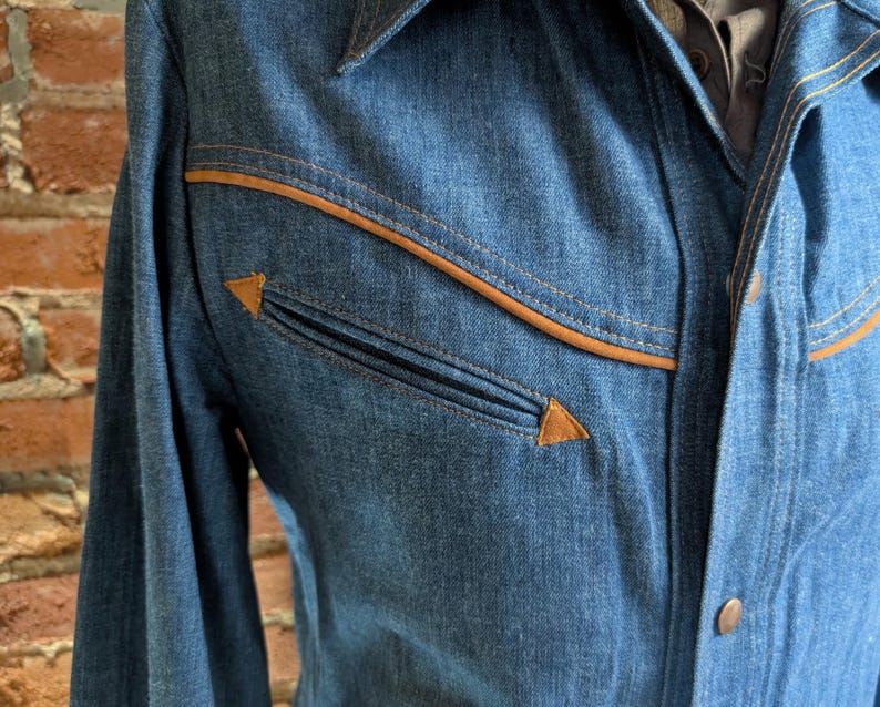1970er Jahre Vintage Herren Denim Westernjacke mit Wildlederbesatz, Druckknöpfen Jeansjacke Retro Cowboy Ranchwear Mantel 70er Jahre Westernwear - Größe M Bild 5