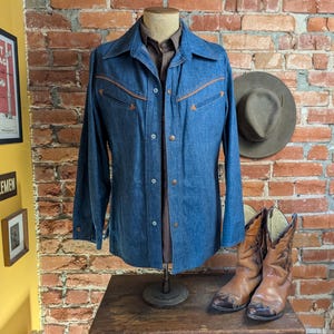 1970er Jahre Vintage Herren Denim Westernjacke mit Wildlederbesatz, Druckknöpfen Jeansjacke Retro Cowboy Ranchwear Mantel 70er Jahre Westernwear - Größe M Bild 2