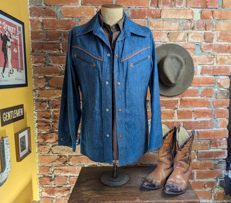 1970er Jahre Vintage Herren Denim Westernjacke mit Wildlederbesatz, Druckknöpfen Jeansjacke Retro Cowboy Ranchwear Mantel 70er Jahre Westernwear - Größe M Bild 2