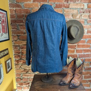 1970er Jahre Vintage Herren Denim Westernjacke mit Wildlederbesatz, Druckknöpfen Jeansjacke Retro Cowboy Ranchwear Mantel 70er Jahre Westernwear - Größe M Bild 10