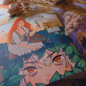 Pode incluir: Ilustra&ccedil;&atilde;o colorida de uma mulher ruiva com um vestido verde e branco, segurando uma flor. A obra de arte &eacute; intitulada "Lillie, Mysterious Pretty Girl". A imagem tem um tema de fantasia, com elementos florais e naturais.