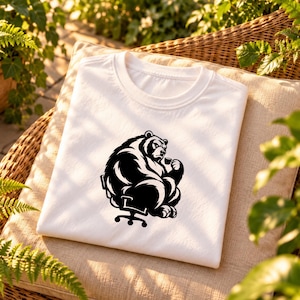 Ours grincheux avec café SVG | Ours sur chaise de bureau (fichier de découpe) | Ours drôle PNG | Téléchargement numérique