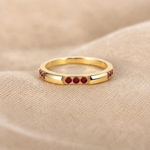 Eleganter Rubin-Ehering | Stapelbarer Ring aus 14-karätigem Gold | Geburtssteinring für Juli, Verlobungsgeschenk für Frauen, Ehering