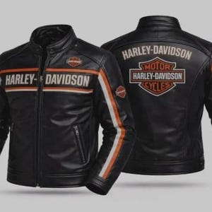 Könnte beinhalten: Eine schwarze Lederjacke mit dem Harley-Davidson-Logo auf der Vorder- und Rückseite. Die Jacke verfügt über einen Stehkragen, einen durchgehenden Frontreißverschluss sowie orangefarbene und weiße Querstreifen auf der Brust und den Ärmeln.