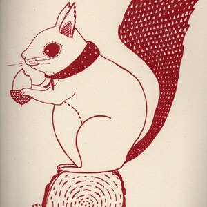 Puede incluir: Una ilustraci&oacute;n roja de una ardilla con un pa&ntilde;uelo rojo y sosteniendo una bellota. La ardilla est&aacute; sentada en un toc&oacute;n de &aacute;rbol con otras bellotas esparcidas a su alrededor.