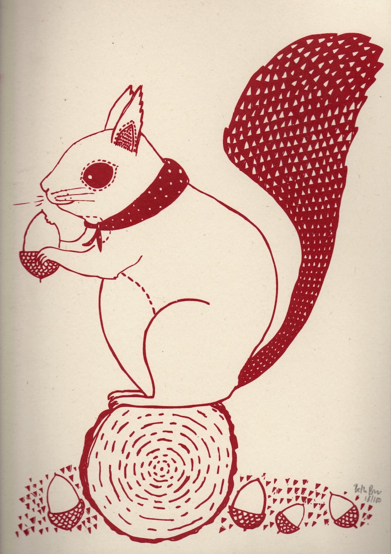 Puede incluir: Una ilustraci&oacute;n roja de una ardilla con un pa&ntilde;uelo rojo y sosteniendo una bellota. La ardilla est&aacute; sentada en un toc&oacute;n de &aacute;rbol con otras bellotas esparcidas a su alrededor.