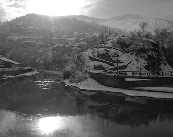 Sarajevo Winter Rivierprint: Zwart-wit besneeuwd stadsgezicht (Direct te downloaden)