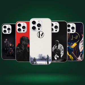 Könnte beinhalten: Fünf Smartphone-Hüllen mit verschiedenen Designs der Band Twenty One Pilots. Die Hüllen zeigen Bilder von Bandmitgliedern, einer Person mit Sturmhaube, einer verschneiten Landschaft und dem kreisförmigen Logo der Band mit dem Text -//.