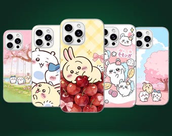 Puede incluir: Cinco fundas para smartphone con varios personajes de dibujos animados. Los diseños incluyen un conejo con cerezas, un fondo rosa con texto en japonés, un cielo azul con flores de cerezo y escenas con pequeñas criaturas blancas.