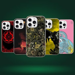 Könnte beinhalten: Fünf Smartphone-Hüllen mit verschiedenen Designs: eine rot-schwarze kreisförmige Grafik, eine dunkle Landschaft mit rotem Licht, ein dunkles Blumenmuster mit gelbem Logo, ein schwarzer Adler vor gelbem Hintergrund und eine rosa Hülle mit blauem Drachen.