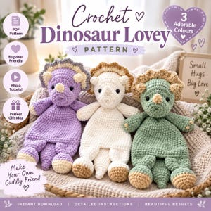 Puede incluir: Tres doudous de dinosaurio tejidos a ganchillo en lavanda, blanco y verde salvia. Cada uno presenta un volante texturizado, cuernos pequeños y un cuerpo de manta suave. La imagen incluye el texto: Crochet Dinosaur Lovey Pattern, 3 Adorable Colours, Small Hugs Big Love y Make Your Own Cuddly Friend.