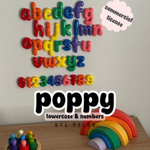 Puede incluir: Un conjunto de letras minúsculas y números tridimensionales de colores dispuestos en una pared, junto a un juguete circular de madera con figuras pequeñas y un apilador de arco multicolor. El texto incluye "commercial licence" y "poppy lowercase & numbers STL FILES".