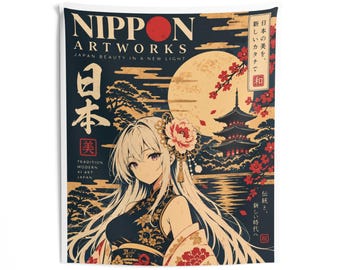 Könnte beinhalten: Ein rechteckiger Wandteppich mit einer grafischen Illustration einer langhaarigen Figur in einem dunklen Blumenkleid. Das Design umfasst einen großen Mond, eine Pagode, Kirschblüten und den Text NIPPON ARTWORKS, JAPAN BEAUTY IN A NEW LIGHT.