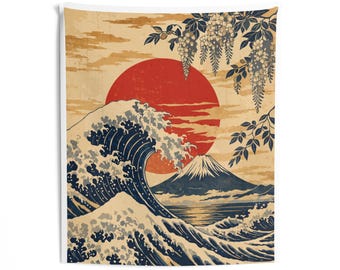 Könnte beinhalten: Ein rechteckiger Wandteppich mit einer grafischen Illustration einer großen dunkelblauen Meereswelle, eines schneebedeckten Berges und einer markanten roten Sonne vor beigem Himmel. Herabhängende Glyzinienzweige rahmen die obere rechte Ecke ein.