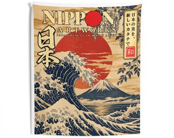 Könnte beinhalten: Ein rechteckiger Wandteppich mit einer grafischen Darstellung einer großen Meereswelle, des Berges Fuji und einer roten Sonne. Der Text lautet NIPPON ARTWORKS JAPAN BEAUTY IN A NEW LIGHT, ergänzt durch die japanischen Schriftzeichen 日本 und 和.