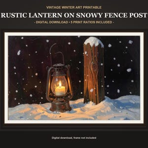 Puede incluir: Una impresión de arte digital titulada VINTAGE WINTER ART PRINTABLE RUSTIC LANTERN ON SNOWY FENCE POST DIGITAL DOWNLOAD 5 PRINT RATIOS INCLUDED. Muestra un farol encendido junto a un poste de valla nevado durante una nevada.