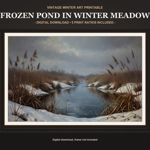 Puede incluir: Una impresión de arte digital titulada VINTAGE WINTER ART PRINTABLE FROZEN POND IN WINTER MEADOW DIGITAL DOWNLOAD 5 PRINT RATIOS INCLUDED. La imagen muestra un estanque congelado rodeado de orillas nevadas y juncos marrones bajo un cielo nublado.