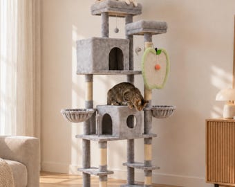 Può includere: Un tiragraffi grigio a più livelli dotato di due cuccette chiuse, due amache circolari, diversi pali tiragraffi rivestiti in sisal e un gioco sospeso a forma di mela. Un gatto dal manto chiaro siede sulla piattaforma superiore, mentre un gatto tigrato riposa al livello intermedio.