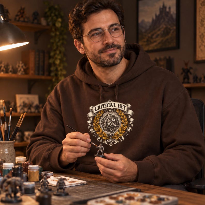 TTRPG Hoodie – Vintage Graverad Critical Hit D20 Gamer Hoodie (RPG-present) bild 2