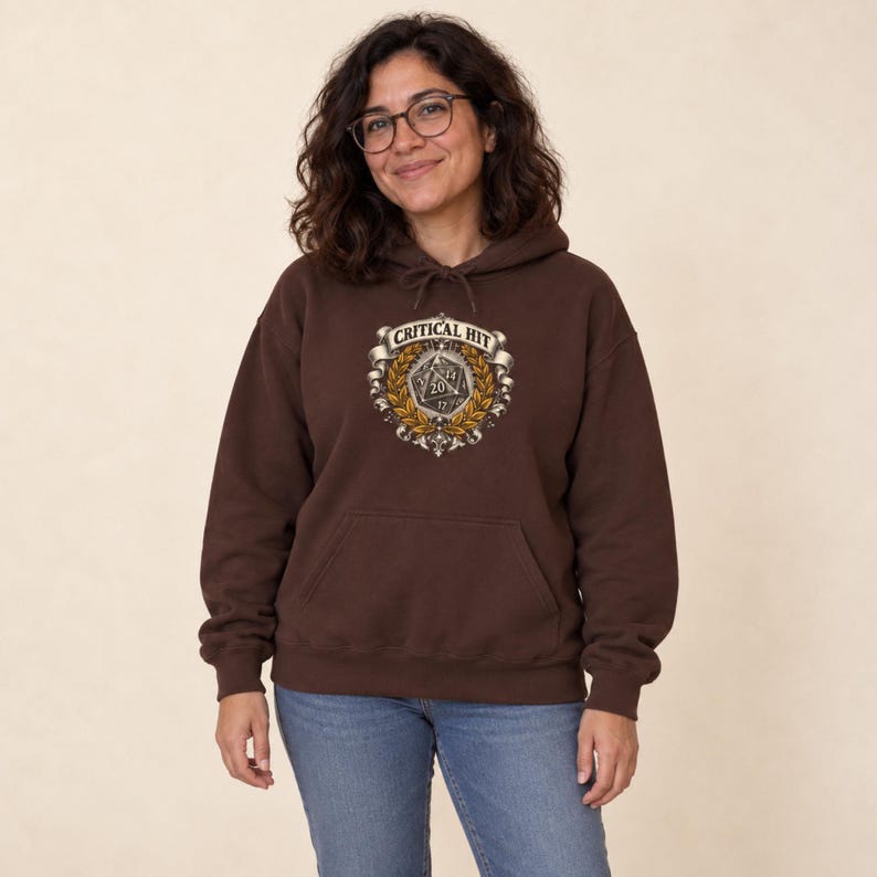 TTRPG Hoodie – Vintage Graverad Critical Hit D20 Gamer Hoodie (RPG-present) bild 3