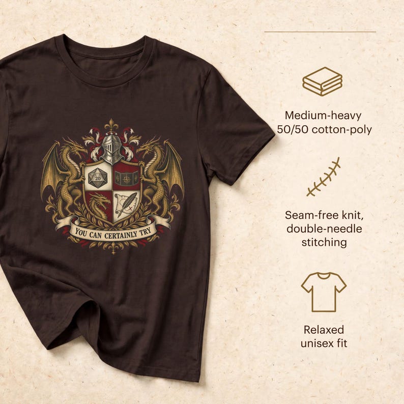 K&ouml;nnte beinhalten: Ein dunkelbraunes T-Shirt mit einem Wappen, das zwei Drachen, einen Ritterhelm und einen Schild mit einem 20-seitigen W&uuml;rfel, einem Buch, einem Drachenkopf und einer Feder zeigt. Der Text lautet YOU CAN CERTAINLY TRY. Mittelschweres 50/50 Baumwoll-Polyester.