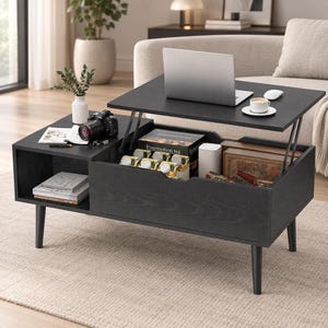 Peut inclure: Une table basse en bois noir avec un mécanisme de plateau relevable, comprenant une étagère latérale ouverte pour le rangement et un compartiment intérieur caché. La table repose sur quatre pieds fuselés et présente un grain de bois visible.