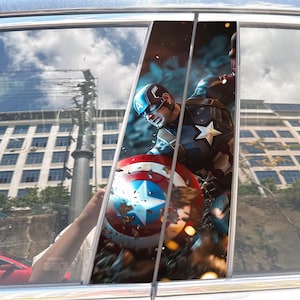 Könnte beinhalten: Ein Auto-Fensteraufkleber mit einer grafischen Illustration von Captain America in einem blau-rot-silbernen Anzug mit passendem Schild. Die Figur ist in einer dynamischen Action-Pose dargestellt, wobei das Design über zwei Fenstersäulen verteilt ist.